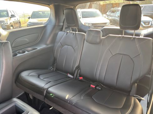 New 2026 Chrysler Pacifica Select image 11