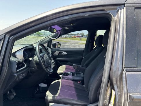 Used 2020 Chrysler Pacifica Touring w/ S Appearance Package FWD image 10