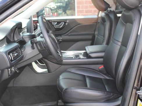 Used 2023 Lincoln Aviator AWD image 3