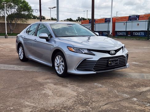 Used 2024 Toyota Camry LE image 4
