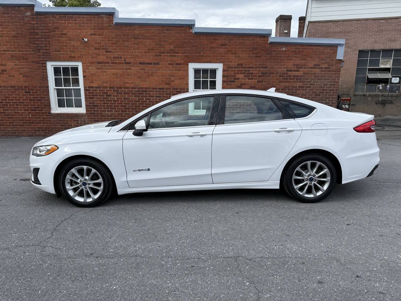 Used 2019 Ford Fusion SE FWD image 2