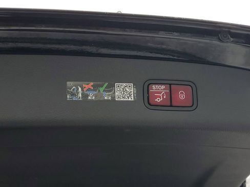 Used 2025 Mercedes-Benz GLC 350e 4MATIC image 30