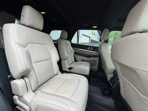Used 2018 Ford Explorer XLT w/ Equipment Group 202A FWD image 19