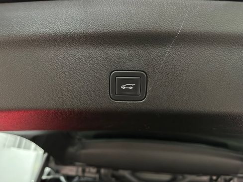 Used 2023 Chevrolet Suburban Z71 w/ Luxury Package AWD/4WD image 38