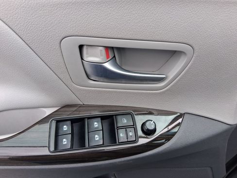 Used 2017 Toyota Sienna XLE FWD image 17