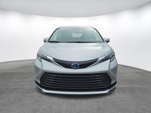 Used 2025 Toyota Sienna LE AWD/4WD image 2