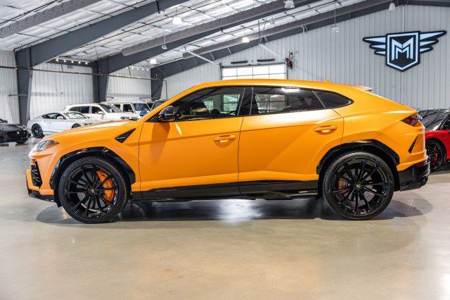 Used 2022 Lamborghini Urus AWD/4WD image 3