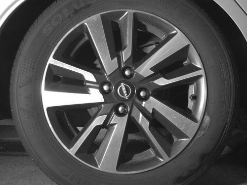 Used 2025 Nissan Versa SV FWD image 30