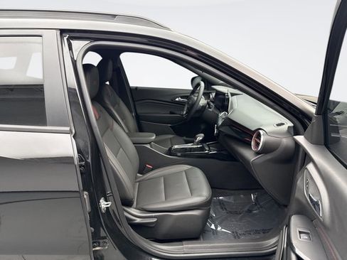 Used 2025 Chevrolet Trax RS w/ Sunroof Package image 17