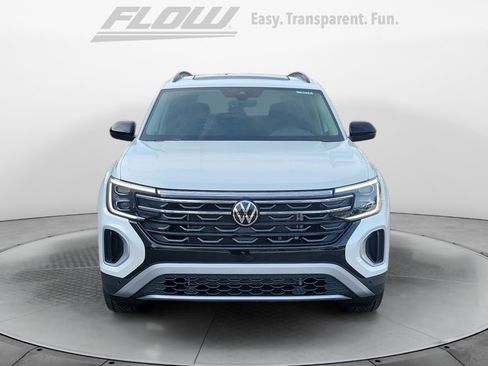 New 2026 Volkswagen Atlas Peak Edition image 2