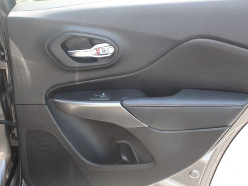 Used 2020 Jeep Cherokee Latitude Plus FWD image 27