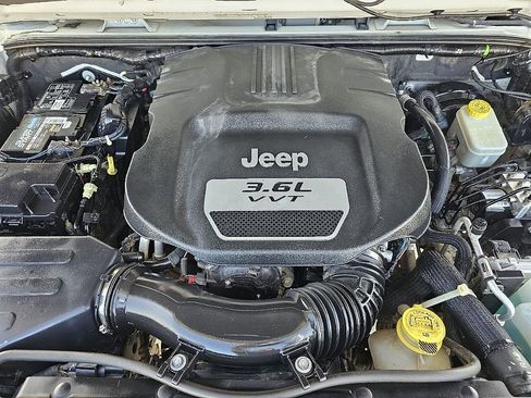 Used 2013 Jeep Wrangler Sahara image 10