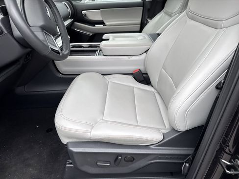 Used 2025 Ford Expedition Active image 10