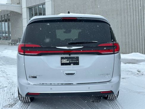New 2026 Chrysler Pacifica Limited image 4