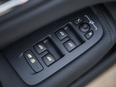 New 2026 Volvo XC60 B5 Ultra w/ Climate Package image 38