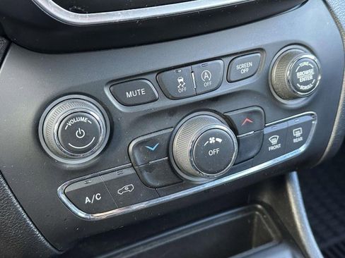 Used 2020 Jeep Cherokee Latitude Plus image 20