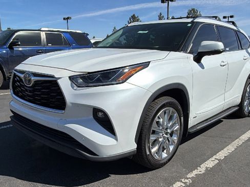 Used 2022 Toyota Highlander Limited image 4