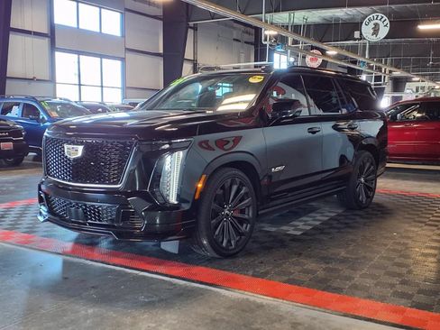 Used 2025 Cadillac Escalade V AWD/4WD image 3