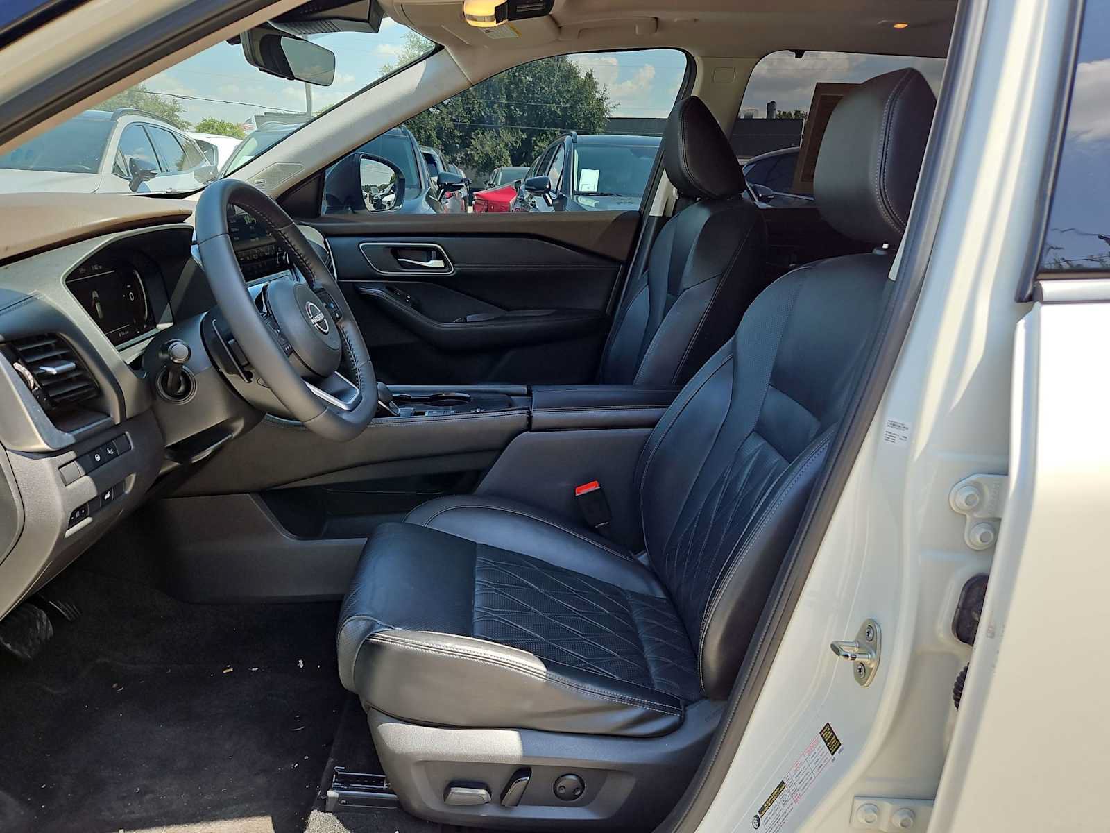 Used 2023 Nissan Rogue Platinum w/ Platinum Premium Package FWD image 16