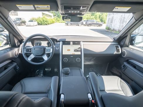 Used 2025 Land Rover Discovery Dynamic SE AWD/4WD image 18
