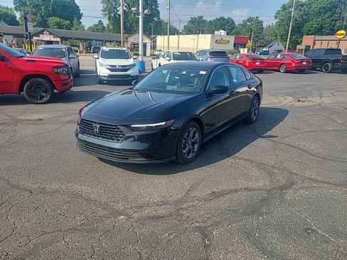Used 2024 Honda Accord EX image 2
