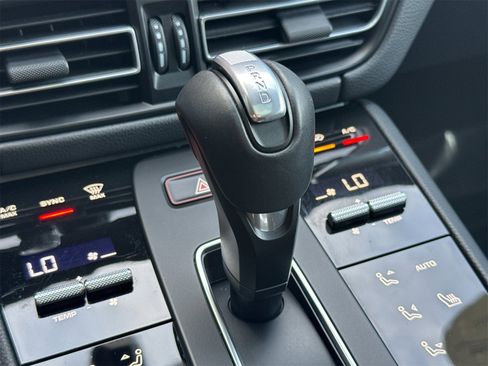 Used 2025 Porsche Macan image 25