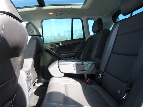 Used 2016 Volkswagen Tiguan SE image 19