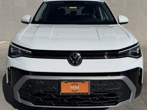 Certified 2025 Volkswagen Taos SE image 3