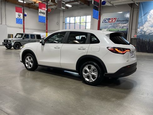 Used 2023 Honda HR-V LX image 3