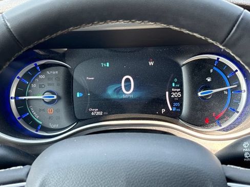 Used 2023 Chrysler Pacifica Touring-L FWD image 13