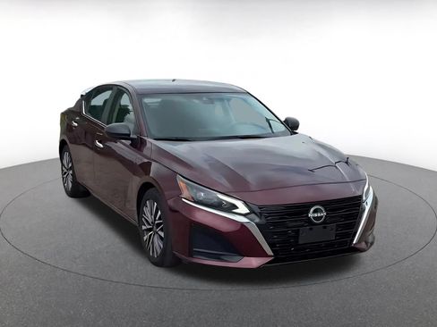 Used 2025 Nissan Altima 2.5 SV FWD image 3