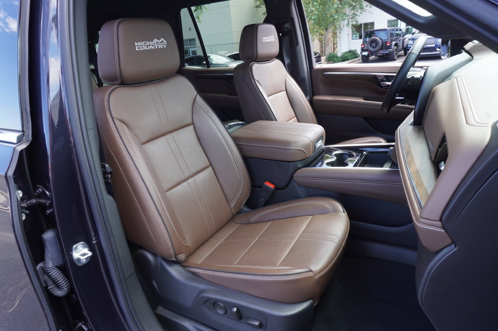Certified 2025 Chevrolet Tahoe High Country w/ Sun And Tow Package AWD/4WD image 18