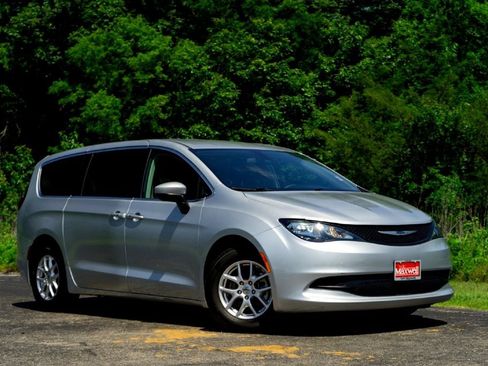 Used 2022 Chrysler Voyager LX FWD image 2