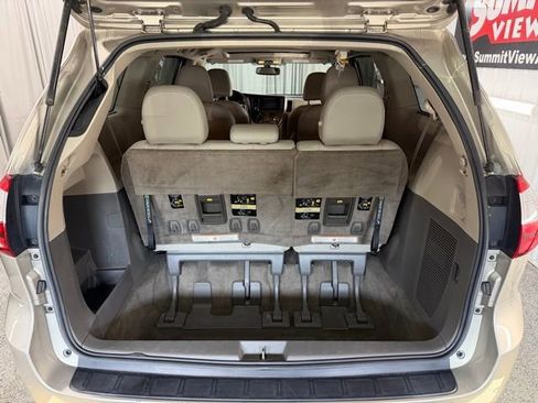 Used 2017 Toyota Sienna XLE w/ XLE Navigation Package AWD/4WD image 9