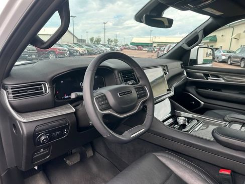 Used 2022 Jeep Wagoneer Series II w/ Flexible Seating Group AWD/4WD image 13
