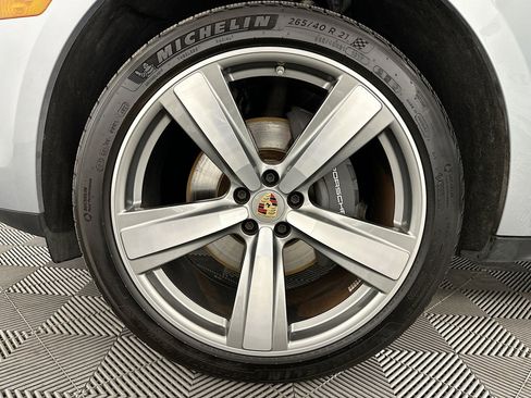Used 2024 Porsche Macan AWD/4WD image 35