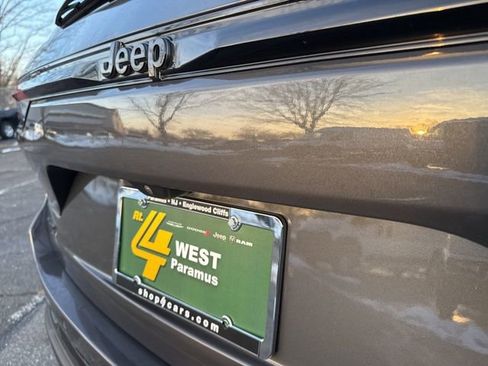 Used 2023 Jeep Grand Cherokee Altitude image 12