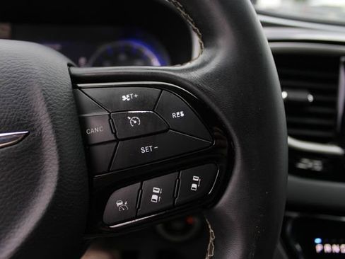 Used 2020 Chrysler Pacifica Touring w/ Advanced Safetytec Group FWD image 11