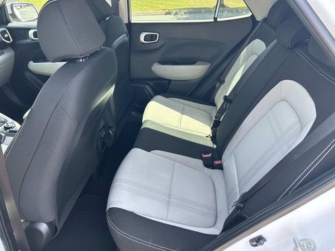 Used 2025 Hyundai Venue SEL FWD image 19
