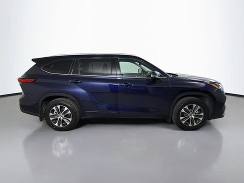 Used 2022 Toyota Highlander XLE AWD/4WD image 5
