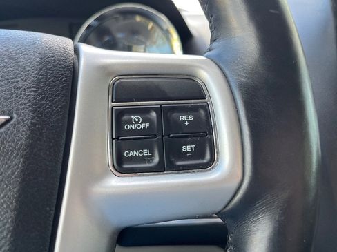 Used 2016 Chrysler Town & Country Touring-L image 26