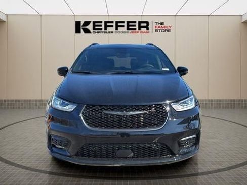 New 2026 Chrysler Pacifica Limited w/ S Appearance Package FWD image 9