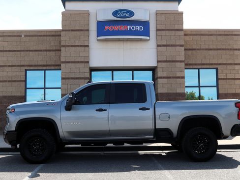 Used 2024 Chevrolet Silverado 2500 ZR2 w/ Technology Package AWD/4WD image 9