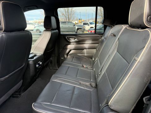 Used 2024 GMC Yukon XL SLT image 11