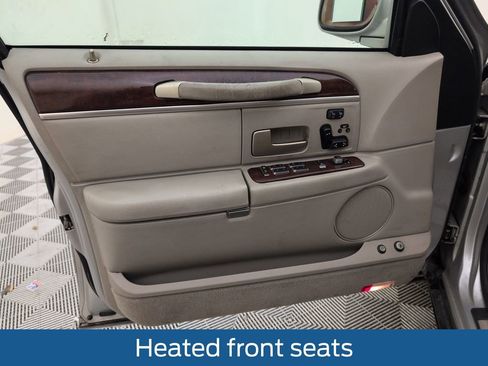 Used 2004 Lincoln Town Car Ultimate RWD image 28
