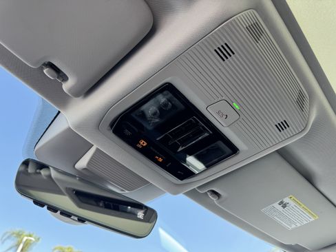 Certified 2025 Volkswagen Tiguan SE AWD/4WD image 27