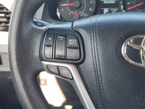 Used 2015 Toyota Sienna LE image 26