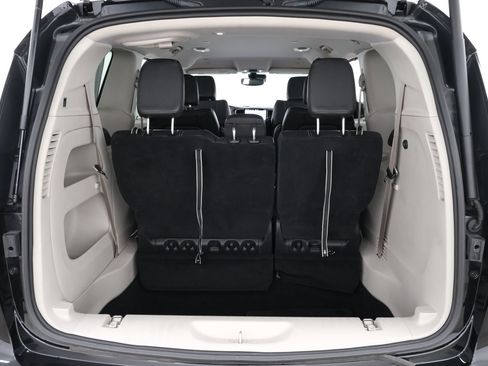Used 2022 Chrysler Pacifica Touring-L FWD image 37