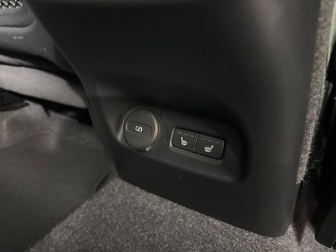 Used 2025 Volvo XC40 B5 Plus image 16