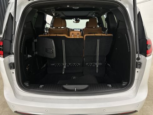 Used 2023 Chrysler Pacifica Pinnacle image 34